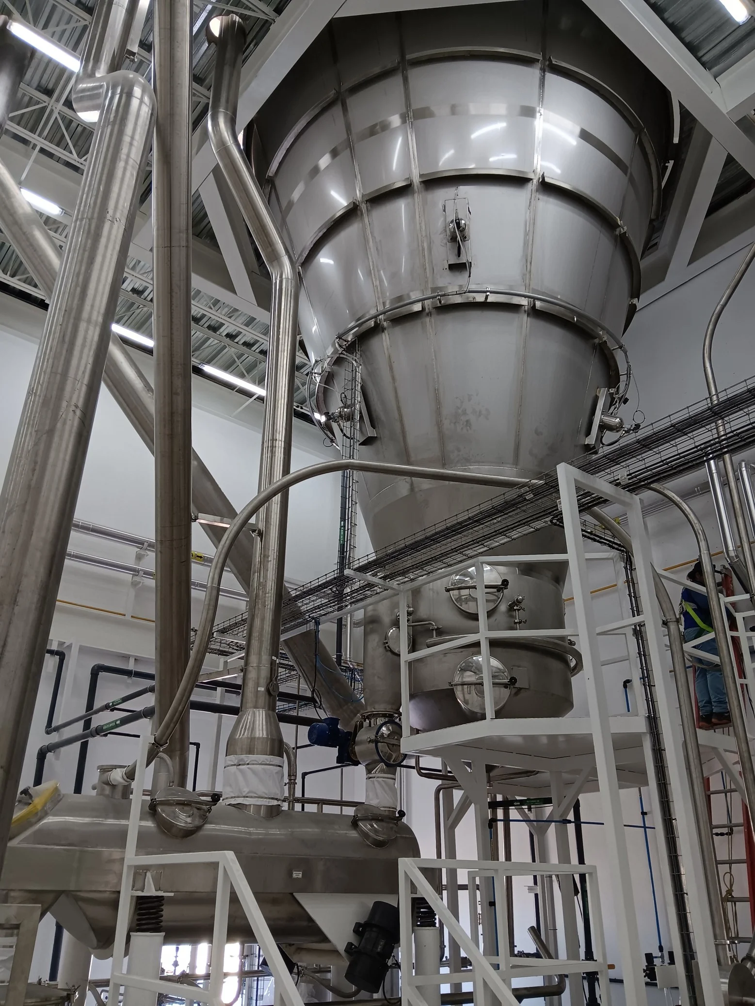 Sistema de recuperación de finos en secador spray — ciclones y reinyección para aglomeración